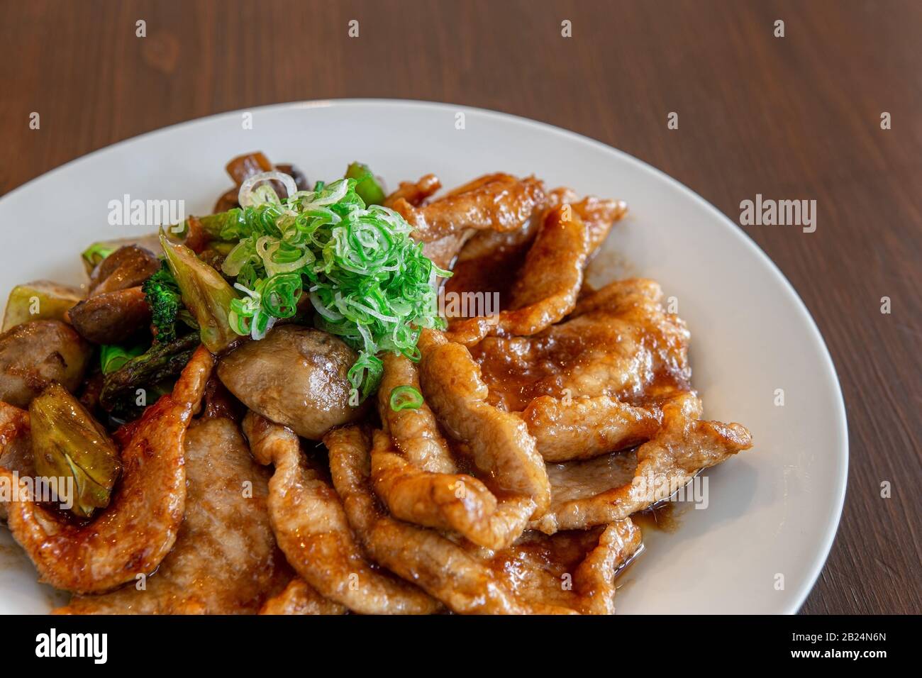 Hühnerfleisch oder Schweinefleisch in Soße bittersüß und Grüns. Stockfoto