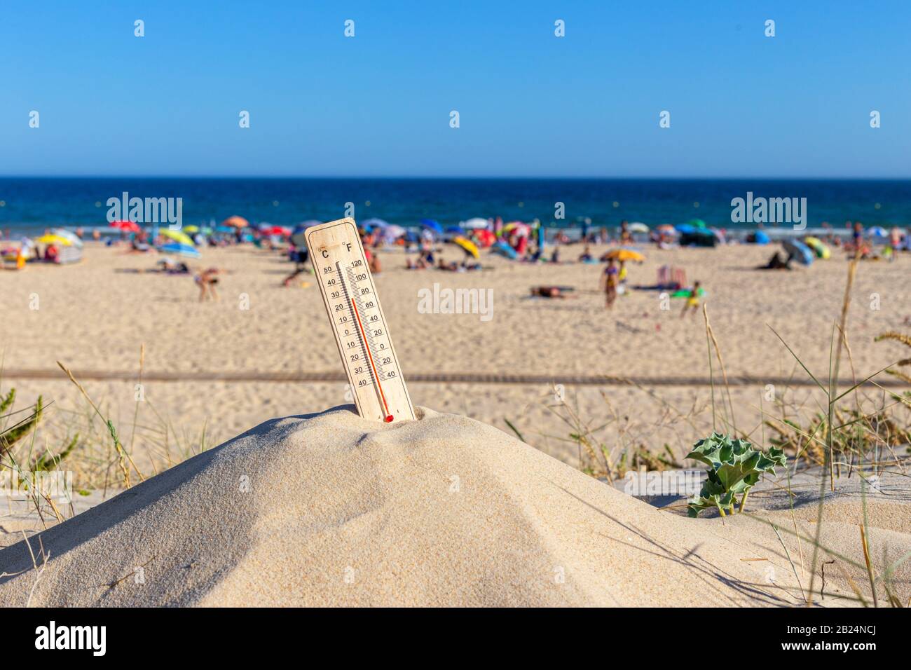 Thermometer für die Temperatur am Strand, im Sommer in der Hitze. Globale Erwärmung Stockfoto
