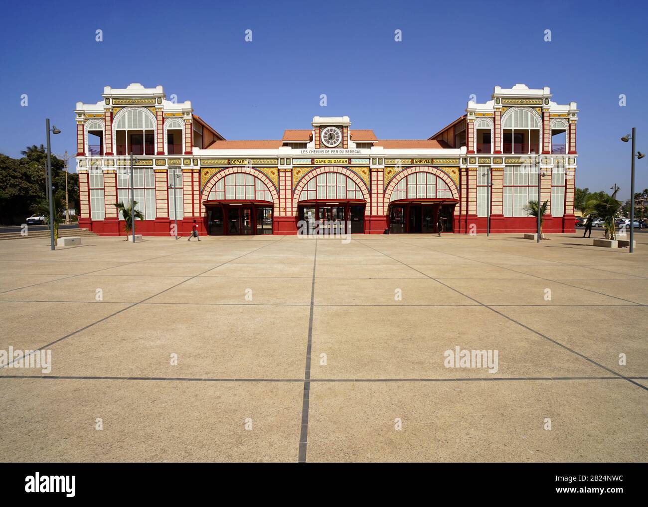 Die Fassade im Jugendstil von Dakars Bahnhof aus dem Jahr 1912 wird derzeit zu einem Endbahnhof für den neuen Flughafenzug wiederhergestellt. Stockfoto