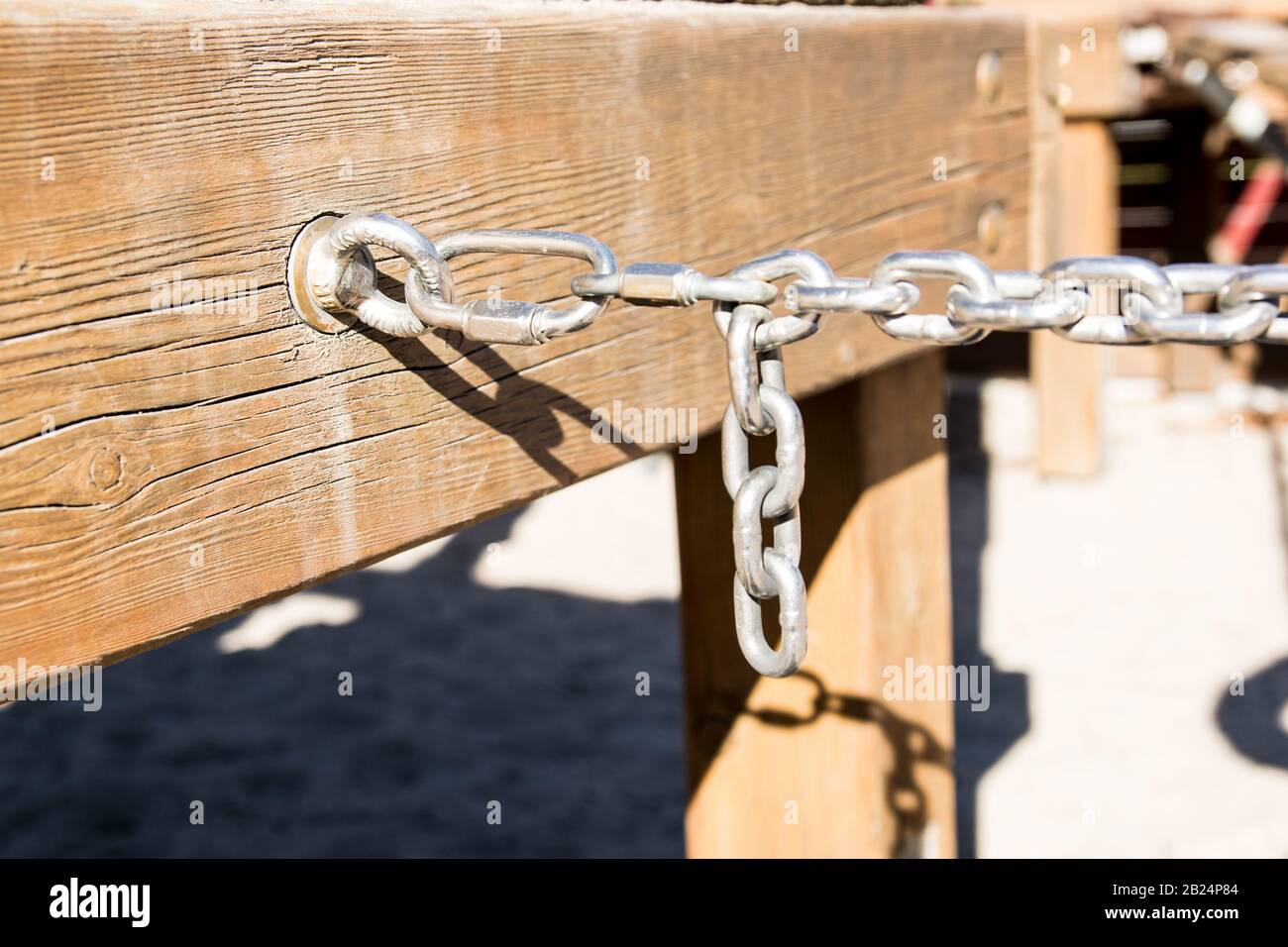 Metallkette im Sonnentag auf dem Naturhintergrund. Geschäftskonzept. Stockfoto