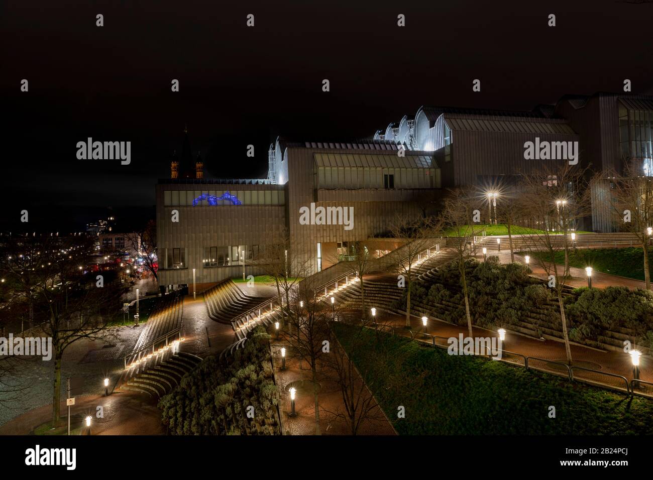 Der Konzertsaal der Kölner Philharmonie liegt direkt am Rhein und am Kölner Dom Stockfoto