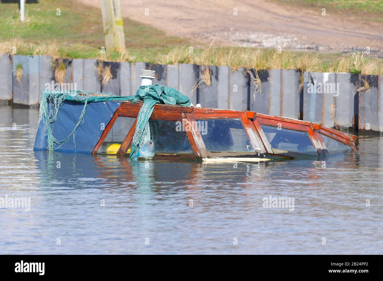 Ein Boot wird in der Aire & Calder Navigation in Methley, Leeds untergetaucht, nachdem häufige Stürme in ganz Großbritannien Überschwemmungen verursachten. Stockfoto