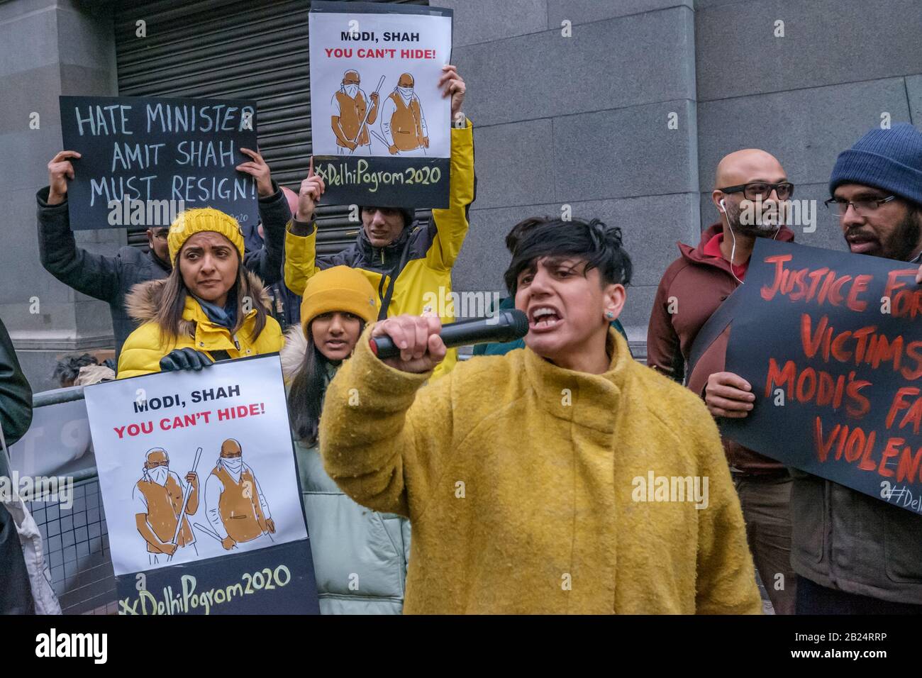 London, Großbritannien. Februar 2020. Ein Protest im India House verurteilt die Gewalt gegen Muslime, die ihrer Meinung nach von den Hindu-Suprematen BJP-RSS-Schlägern angeprangert und von der Delhi-Polizei offen erleichtert wird. Häuser, Geschäfte und Lebensgrundlage wurden beschädigt und Moscheen angegriffen, mit steigender Todesrate und vielen Verletzten, die von Mobs daran gehindert wurden, medizinische Versorgung zu erhalten. Die brutale Gewalt ist ein Versuch des Modi-Shah-BJP-Regimes, friedliche Proteste gegen das Citizenship (Amendment) Act und zur Unterstützung der indischen Verfassung zu stoppen. Peter Marshall/Alamy Live News Stockfoto