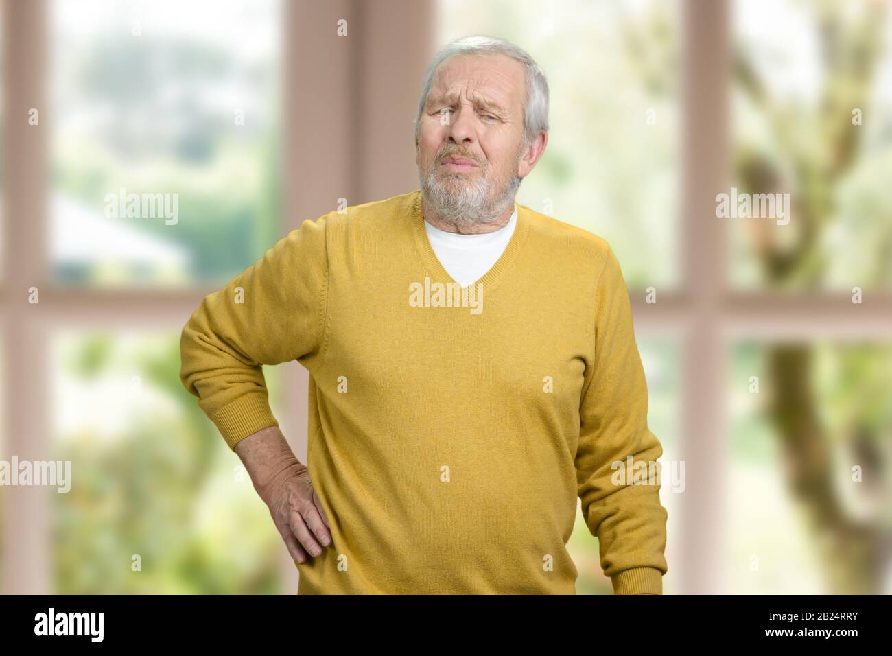 Opa mit Schmerzen im unteren Rücken. Stockfoto