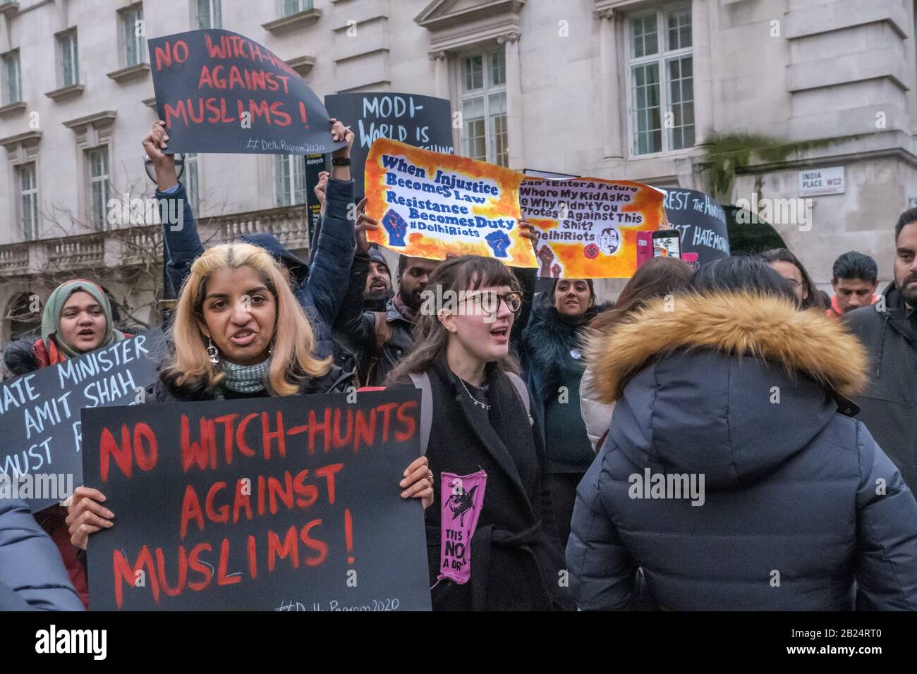 London, Großbritannien. Februar 2020. Ein Protest im India House verurteilt die Gewalt gegen Muslime, die ihrer Meinung nach von den Hindu-Suprematen BJP-RSS-Schlägern angeprangert und von der Delhi-Polizei offen erleichtert wird. Häuser, Geschäfte und Lebensgrundlage wurden beschädigt und Moscheen angegriffen, mit steigender Todesrate und vielen Verletzten, die von Mobs daran gehindert wurden, medizinische Versorgung zu erhalten. Die brutale Gewalt ist ein Versuch des Modi-Shah-BJP-Regimes, friedliche Proteste gegen das Citizenship (Amendment) Act und zur Unterstützung der indischen Verfassung zu stoppen. Peter Marshall/Alamy Live News Stockfoto