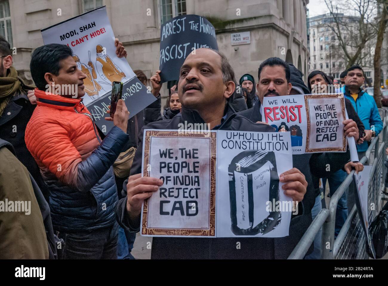 London, Großbritannien. Februar 2020. Ein Protest im India House verurteilt die Gewalt gegen Muslime, die ihrer Meinung nach von den Hindu-Suprematen BJP-RSS-Schlägern angeprangert und von der Delhi-Polizei offen erleichtert wird. Häuser, Geschäfte und Lebensgrundlage wurden beschädigt und Moscheen angegriffen, mit steigender Todesrate und vielen Verletzten, die von Mobs daran gehindert wurden, medizinische Versorgung zu erhalten. Die brutale Gewalt ist ein Versuch des Modi-Shah-BJP-Regimes, friedliche Proteste gegen das Citizenship (Amendment) Act und zur Unterstützung der indischen Verfassung zu stoppen. Peter Marshall/Alamy Live News Stockfoto