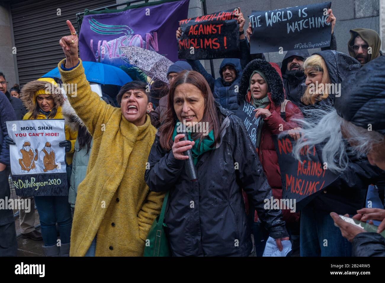 London, Großbritannien. Februar 2020. Ein Protest im India House verurteilt die Gewalt gegen Muslime, die ihrer Meinung nach von den Hindu-Suprematen BJP-RSS-Schlägern angeprangert und von der Delhi-Polizei offen erleichtert wird. Häuser, Geschäfte und Lebensgrundlage wurden beschädigt und Moscheen angegriffen, mit steigender Todesrate und vielen Verletzten, die von Mobs daran gehindert wurden, medizinische Versorgung zu erhalten. Die brutale Gewalt ist ein Versuch des Modi-Shah-BJP-Regimes, friedliche Proteste gegen das Citizenship (Amendment) Act und zur Unterstützung der indischen Verfassung zu stoppen. Peter Marshall/Alamy Live News Stockfoto