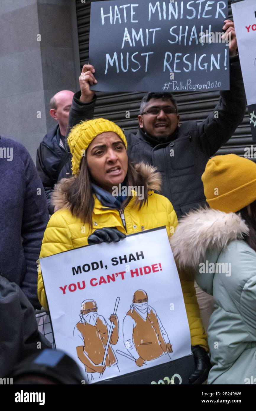 London, Großbritannien. Februar 2020. Ein Protest im India House verurteilt die Gewalt gegen Muslime, die ihrer Meinung nach von den Hindu-Suprematen BJP-RSS-Schlägern angeprangert und von der Delhi-Polizei offen erleichtert wird. Häuser, Geschäfte und Lebensgrundlage wurden beschädigt und Moscheen angegriffen, mit steigender Todesrate und vielen Verletzten, die von Mobs daran gehindert wurden, medizinische Versorgung zu erhalten. Die brutale Gewalt ist ein Versuch des Modi-Shah-BJP-Regimes, friedliche Proteste gegen das Citizenship (Amendment) Act und zur Unterstützung der indischen Verfassung zu stoppen. Peter Marshall/Alamy Live News Stockfoto