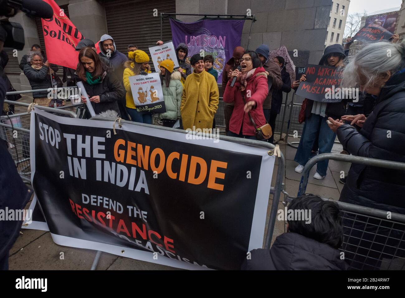 London, Großbritannien. Februar 2020. Ein Protest im India House verurteilt die Gewalt gegen Muslime, die ihrer Meinung nach von den Hindu-Suprematen BJP-RSS-Schlägern angeprangert und von der Delhi-Polizei offen erleichtert wird. Häuser, Geschäfte und Lebensgrundlage wurden beschädigt und Moscheen angegriffen, mit steigender Todesrate und vielen Verletzten, die von Mobs daran gehindert wurden, medizinische Versorgung zu erhalten. Die brutale Gewalt ist ein Versuch des Modi-Shah-BJP-Regimes, friedliche Proteste gegen das Citizenship (Amendment) Act und zur Unterstützung der indischen Verfassung zu stoppen. Peter Marshall/Alamy Live News Stockfoto