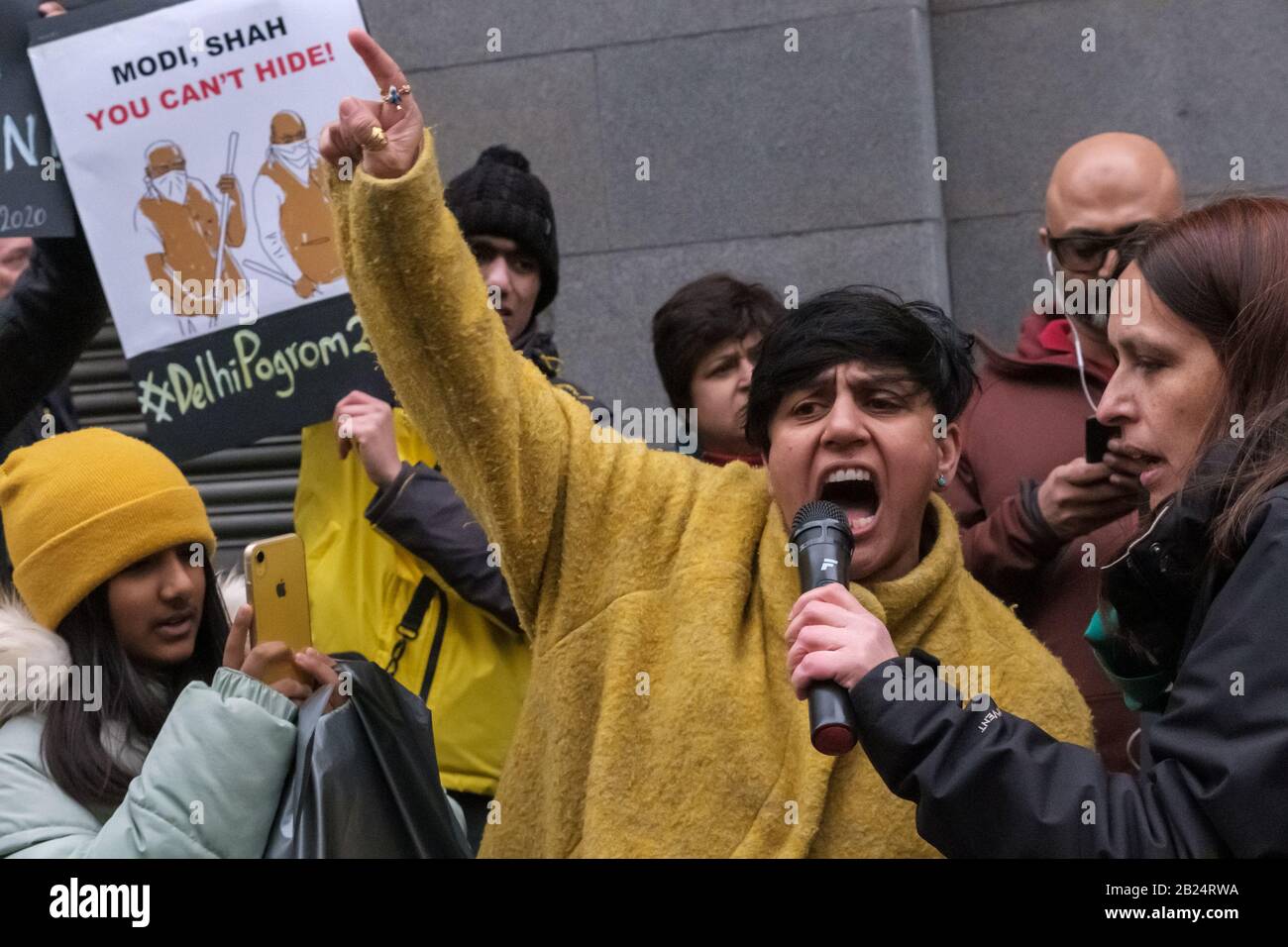London, Großbritannien. Februar 2020. Ein Protest im India House verurteilt die Gewalt gegen Muslime, die ihrer Meinung nach von den Hindu-Suprematen BJP-RSS-Schlägern angeprangert und von der Delhi-Polizei offen erleichtert wird. Häuser, Geschäfte und Lebensgrundlage wurden beschädigt und Moscheen angegriffen, mit steigender Todesrate und vielen Verletzten, die von Mobs daran gehindert wurden, medizinische Versorgung zu erhalten. Die brutale Gewalt ist ein Versuch des Modi-Shah-BJP-Regimes, friedliche Proteste gegen das Citizenship (Amendment) Act und zur Unterstützung der indischen Verfassung zu stoppen. Peter Marshall/Alamy Live News Stockfoto