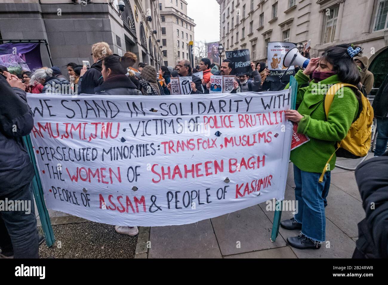 London, Großbritannien. Februar 2020. Ein Protest im India House verurteilt die Gewalt gegen Muslime, die ihrer Meinung nach von den Hindu-Suprematen BJP-RSS-Schlägern angeprangert und von der Delhi-Polizei offen erleichtert wird. Häuser, Geschäfte und Lebensgrundlage wurden beschädigt und Moscheen angegriffen, mit steigender Todesrate und vielen Verletzten, die von Mobs daran gehindert wurden, medizinische Versorgung zu erhalten. Die brutale Gewalt ist ein Versuch des Modi-Shah-BJP-Regimes, friedliche Proteste gegen das Citizenship (Amendment) Act und zur Unterstützung der indischen Verfassung zu stoppen. Peter Marshall/Alamy Live News Stockfoto
