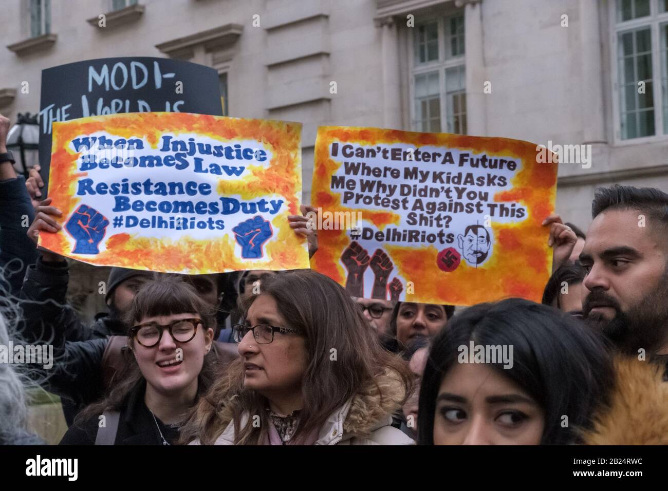 London, Großbritannien. Februar 2020. Ein Protest im India House verurteilt die Gewalt gegen Muslime, die ihrer Meinung nach von den Hindu-Suprematen BJP-RSS-Schlägern angeprangert und von der Delhi-Polizei offen erleichtert wird. Häuser, Geschäfte und Lebensgrundlage wurden beschädigt und Moscheen angegriffen, mit steigender Todesrate und vielen Verletzten, die von Mobs daran gehindert wurden, medizinische Versorgung zu erhalten. Die brutale Gewalt ist ein Versuch des Modi-Shah-BJP-Regimes, friedliche Proteste gegen das Citizenship (Amendment) Act und zur Unterstützung der indischen Verfassung zu stoppen. Peter Marshall/Alamy Live News Stockfoto