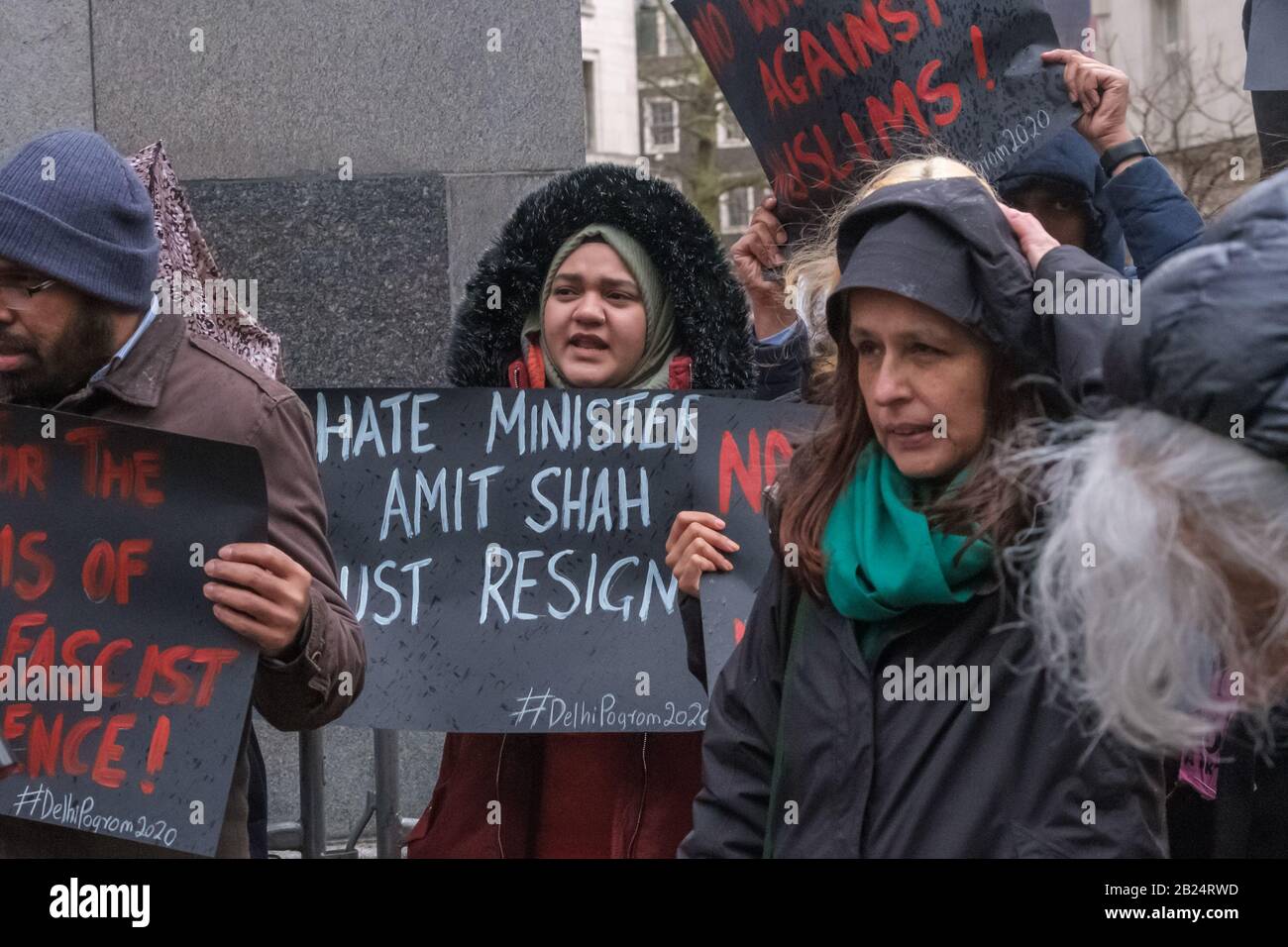London, Großbritannien. Februar 2020. Ein Protest im India House verurteilt die Gewalt gegen Muslime, die ihrer Meinung nach von den Hindu-Suprematen BJP-RSS-Schlägern angeprangert und von der Delhi-Polizei offen erleichtert wird. Häuser, Geschäfte und Lebensgrundlage wurden beschädigt und Moscheen angegriffen, mit steigender Todesrate und vielen Verletzten, die von Mobs daran gehindert wurden, medizinische Versorgung zu erhalten. Die brutale Gewalt ist ein Versuch des Modi-Shah-BJP-Regimes, friedliche Proteste gegen das Citizenship (Amendment) Act und zur Unterstützung der indischen Verfassung zu stoppen. Peter Marshall/Alamy Live News Stockfoto