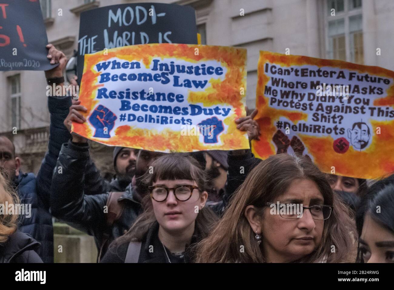 London, Großbritannien. Februar 2020. Ein Protest im India House verurteilt die Gewalt gegen Muslime, die ihrer Meinung nach von den Hindu-Suprematen BJP-RSS-Schlägern angeprangert und von der Delhi-Polizei offen erleichtert wird. Häuser, Geschäfte und Lebensgrundlage wurden beschädigt und Moscheen angegriffen, mit steigender Todesrate und vielen Verletzten, die von Mobs daran gehindert wurden, medizinische Versorgung zu erhalten. Die brutale Gewalt ist ein Versuch des Modi-Shah-BJP-Regimes, friedliche Proteste gegen das Citizenship (Amendment) Act und zur Unterstützung der indischen Verfassung zu stoppen. Peter Marshall/Alamy Live News Stockfoto