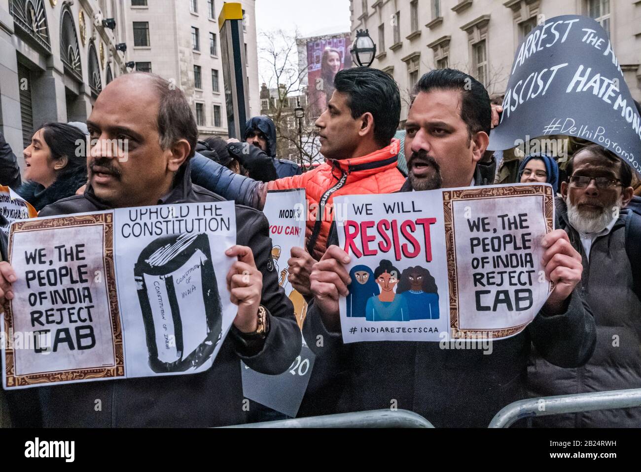 London, Großbritannien. Februar 2020. Ein Protest im India House verurteilt die Gewalt gegen Muslime, die ihrer Meinung nach von den Hindu-Suprematen BJP-RSS-Schlägern angeprangert und von der Delhi-Polizei offen erleichtert wird. Häuser, Geschäfte und Lebensgrundlage wurden beschädigt und Moscheen angegriffen, mit steigender Todesrate und vielen Verletzten, die von Mobs daran gehindert wurden, medizinische Versorgung zu erhalten. Die brutale Gewalt ist ein Versuch des Modi-Shah-BJP-Regimes, friedliche Proteste gegen das Citizenship (Amendment) Act und zur Unterstützung der indischen Verfassung zu stoppen. Peter Marshall/Alamy Live News Stockfoto