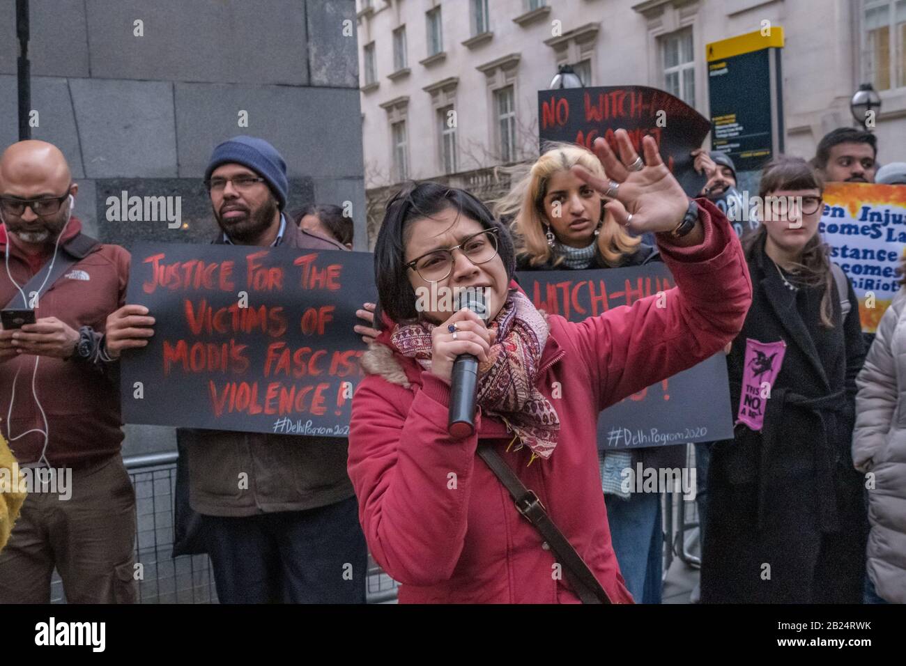 London, Großbritannien. Februar 2020. Ein Protest im India House verurteilt die Gewalt gegen Muslime, die ihrer Meinung nach von den Hindu-Suprematen BJP-RSS-Schlägern angeprangert und von der Delhi-Polizei offen erleichtert wird. Häuser, Geschäfte und Lebensgrundlage wurden beschädigt und Moscheen angegriffen, mit steigender Todesrate und vielen Verletzten, die von Mobs daran gehindert wurden, medizinische Versorgung zu erhalten. Die brutale Gewalt ist ein Versuch des Modi-Shah-BJP-Regimes, friedliche Proteste gegen das Citizenship (Amendment) Act und zur Unterstützung der indischen Verfassung zu stoppen. Peter Marshall/Alamy Live News Stockfoto