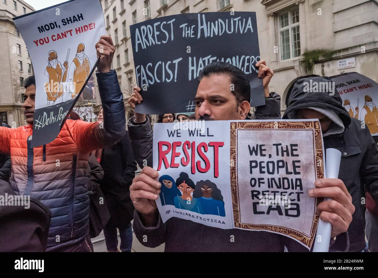 London, Großbritannien. Februar 2020. Ein Protest im India House verurteilt die Gewalt gegen Muslime, die ihrer Meinung nach von den Hindu-Suprematen BJP-RSS-Schlägern angeprangert und von der Delhi-Polizei offen erleichtert wird. Häuser, Geschäfte und Lebensgrundlage wurden beschädigt und Moscheen angegriffen, mit steigender Todesrate und vielen Verletzten, die von Mobs daran gehindert wurden, medizinische Versorgung zu erhalten. Die brutale Gewalt ist ein Versuch des Modi-Shah-BJP-Regimes, friedliche Proteste gegen das Citizenship (Amendment) Act und zur Unterstützung der indischen Verfassung zu stoppen. Peter Marshall/Alamy Live News Stockfoto