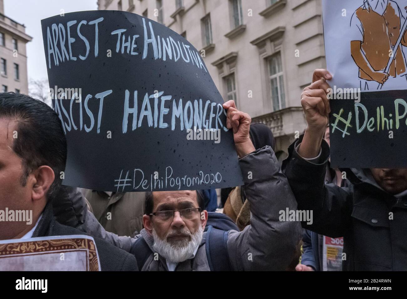 London, Großbritannien. Februar 2020. Ein Protest im India House verurteilt die Gewalt gegen Muslime, die ihrer Meinung nach von den Hindu-Suprematen BJP-RSS-Schlägern angeprangert und von der Delhi-Polizei offen erleichtert wird. Häuser, Geschäfte und Lebensgrundlage wurden beschädigt und Moscheen angegriffen, mit steigender Todesrate und vielen Verletzten, die von Mobs daran gehindert wurden, medizinische Versorgung zu erhalten. Die brutale Gewalt ist ein Versuch des Modi-Shah-BJP-Regimes, friedliche Proteste gegen das Citizenship (Amendment) Act und zur Unterstützung der indischen Verfassung zu stoppen. Peter Marshall/Alamy Live News Stockfoto
