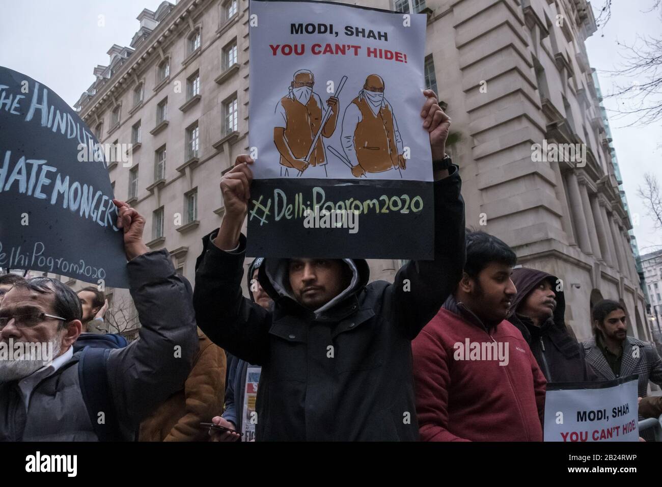 London, Großbritannien. Februar 2020. Ein Protest im India House verurteilt die Gewalt gegen Muslime, die ihrer Meinung nach von den Hindu-Suprematen BJP-RSS-Schlägern angeprangert und von der Delhi-Polizei offen erleichtert wird. Häuser, Geschäfte und Lebensgrundlage wurden beschädigt und Moscheen angegriffen, mit steigender Todesrate und vielen Verletzten, die von Mobs daran gehindert wurden, medizinische Versorgung zu erhalten. Die brutale Gewalt ist ein Versuch des Modi-Shah-BJP-Regimes, friedliche Proteste gegen das Citizenship (Amendment) Act und zur Unterstützung der indischen Verfassung zu stoppen. Peter Marshall/Alamy Live News Stockfoto