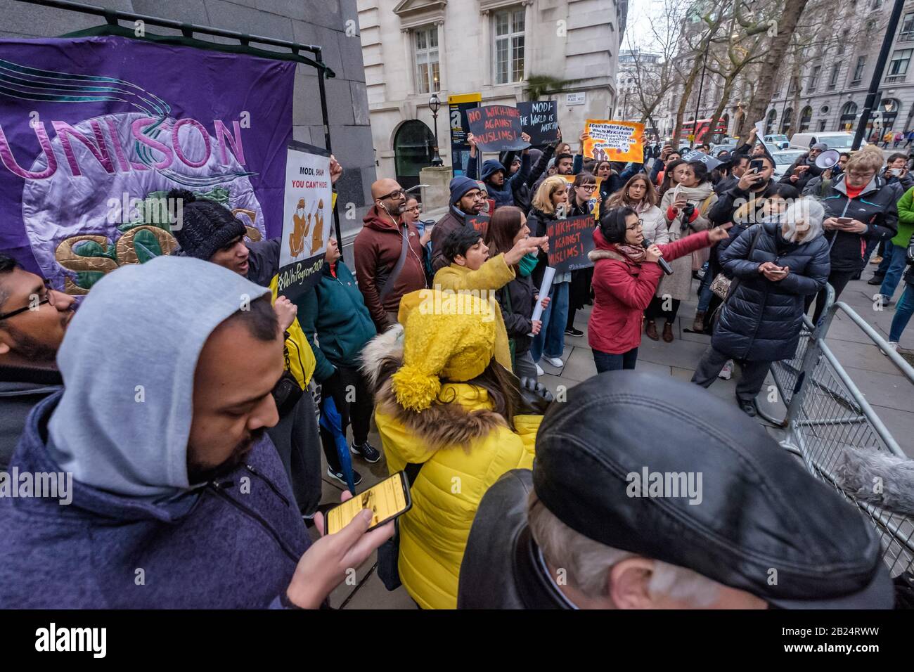 London, Großbritannien. Februar 2020. Ein Protest im India House verurteilt die Gewalt gegen Muslime, die ihrer Meinung nach von den Hindu-Suprematen BJP-RSS-Schlägern angeprangert und von der Delhi-Polizei offen erleichtert wird. Häuser, Geschäfte und Lebensgrundlage wurden beschädigt und Moscheen angegriffen, mit steigender Todesrate und vielen Verletzten, die von Mobs daran gehindert wurden, medizinische Versorgung zu erhalten. Die brutale Gewalt ist ein Versuch des Modi-Shah-BJP-Regimes, friedliche Proteste gegen das Citizenship (Amendment) Act und zur Unterstützung der indischen Verfassung zu stoppen. Peter Marshall/Alamy Live News Stockfoto