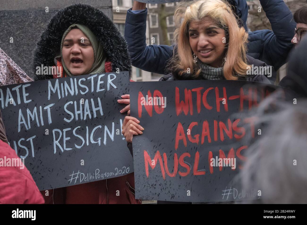 London, Großbritannien. Februar 2020. Ein Protest im India House verurteilt die Gewalt gegen Muslime, die ihrer Meinung nach von den Hindu-Suprematen BJP-RSS-Schlägern angeprangert und von der Delhi-Polizei offen erleichtert wird. Häuser, Geschäfte und Lebensgrundlage wurden beschädigt und Moscheen angegriffen, mit steigender Todesrate und vielen Verletzten, die von Mobs daran gehindert wurden, medizinische Versorgung zu erhalten. Die brutale Gewalt ist ein Versuch des Modi-Shah-BJP-Regimes, friedliche Proteste gegen das Citizenship (Amendment) Act und zur Unterstützung der indischen Verfassung zu stoppen. Peter Marshall/Alamy Live News Stockfoto