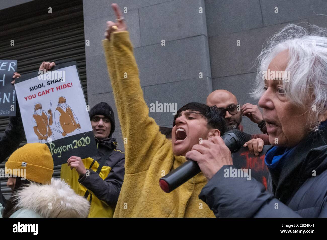 London, Großbritannien. Februar 2020. Ein Protest im India House verurteilt die Gewalt gegen Muslime, die ihrer Meinung nach von den Hindu-Suprematen BJP-RSS-Schlägern angeprangert und von der Delhi-Polizei offen erleichtert wird. Häuser, Geschäfte und Lebensgrundlage wurden beschädigt und Moscheen angegriffen, mit steigender Todesrate und vielen Verletzten, die von Mobs daran gehindert wurden, medizinische Versorgung zu erhalten. Die brutale Gewalt ist ein Versuch des Modi-Shah-BJP-Regimes, friedliche Proteste gegen das Citizenship (Amendment) Act und zur Unterstützung der indischen Verfassung zu stoppen. Peter Marshall/Alamy Live News Stockfoto
