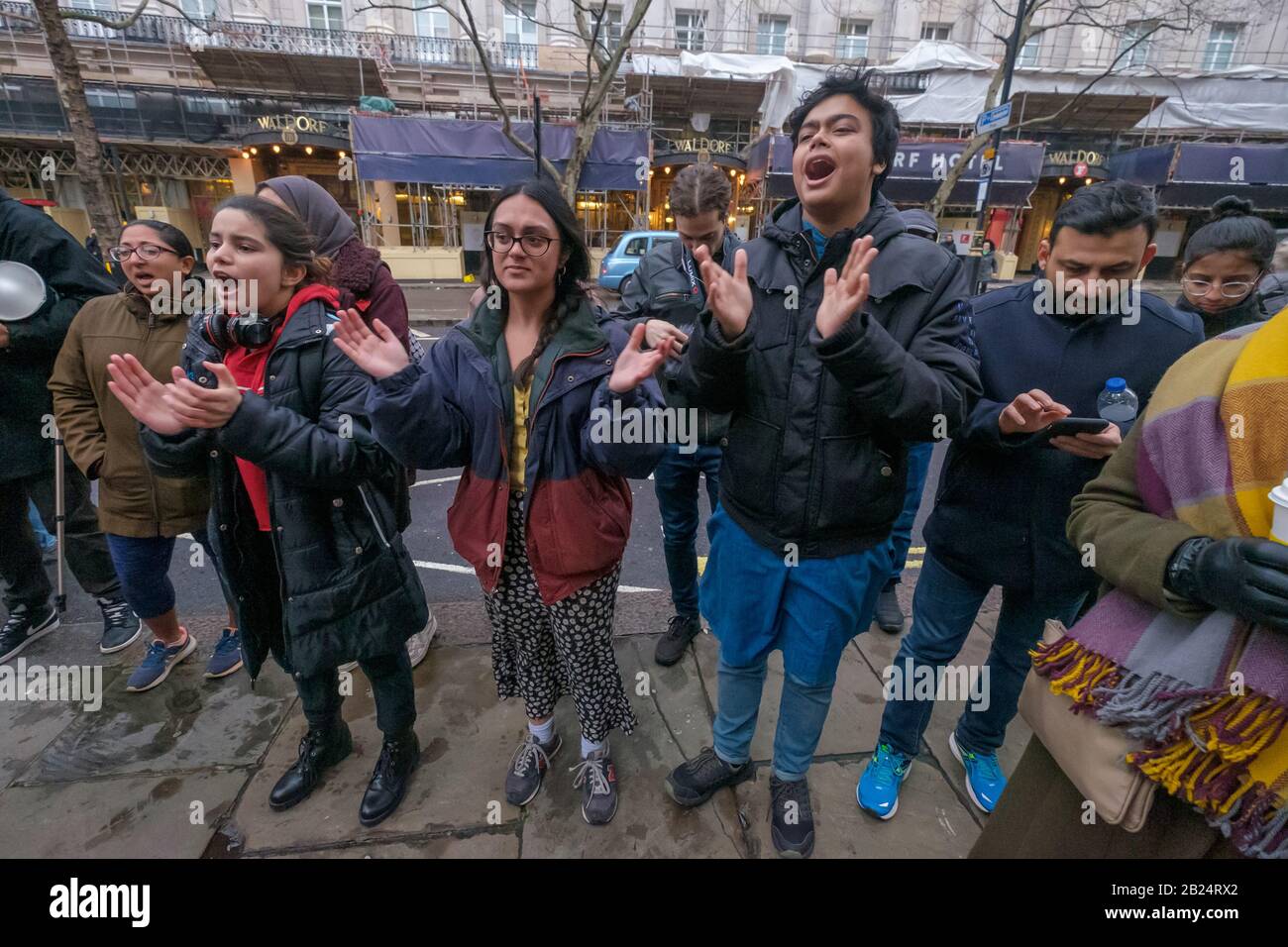 London, Großbritannien. Februar 2020. Ein Protest im India House verurteilt die Gewalt gegen Muslime, die ihrer Meinung nach von den Hindu-Suprematen BJP-RSS-Schlägern angeprangert und von der Delhi-Polizei offen erleichtert wird. Häuser, Geschäfte und Lebensgrundlage wurden beschädigt und Moscheen angegriffen, mit steigender Todesrate und vielen Verletzten, die von Mobs daran gehindert wurden, medizinische Versorgung zu erhalten. Die brutale Gewalt ist ein Versuch des Modi-Shah-BJP-Regimes, friedliche Proteste gegen das Citizenship (Amendment) Act und zur Unterstützung der indischen Verfassung zu stoppen. Peter Marshall/Alamy Live News Stockfoto