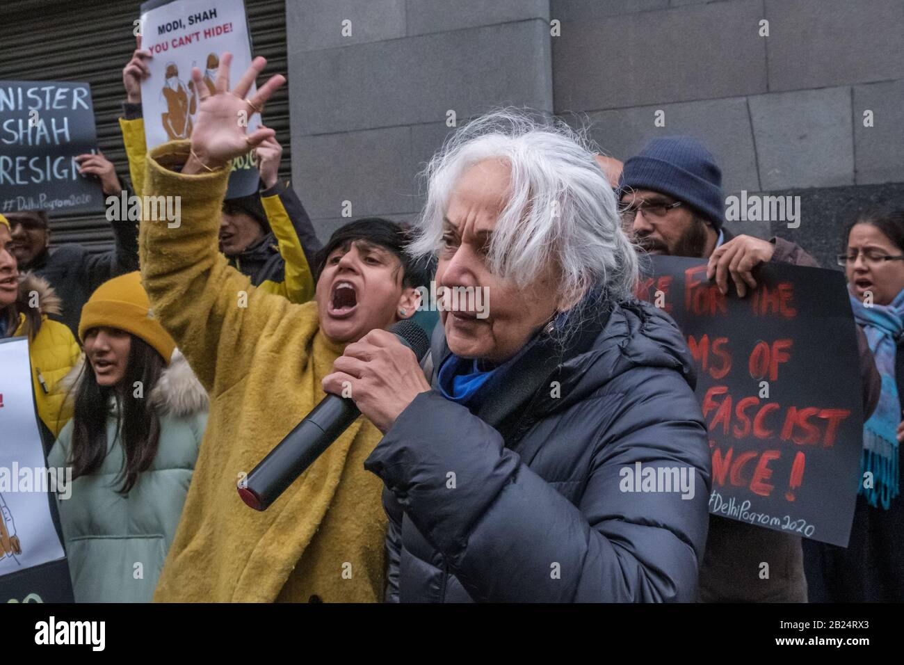 London, Großbritannien. Februar 2020. Ein Protest im India House verurteilt die Gewalt gegen Muslime, die ihrer Meinung nach von den Hindu-Suprematen BJP-RSS-Schlägern angeprangert und von der Delhi-Polizei offen erleichtert wird. Häuser, Geschäfte und Lebensgrundlage wurden beschädigt und Moscheen angegriffen, mit steigender Todesrate und vielen Verletzten, die von Mobs daran gehindert wurden, medizinische Versorgung zu erhalten. Die brutale Gewalt ist ein Versuch des Modi-Shah-BJP-Regimes, friedliche Proteste gegen das Citizenship (Amendment) Act und zur Unterstützung der indischen Verfassung zu stoppen. Peter Marshall/Alamy Live News Stockfoto