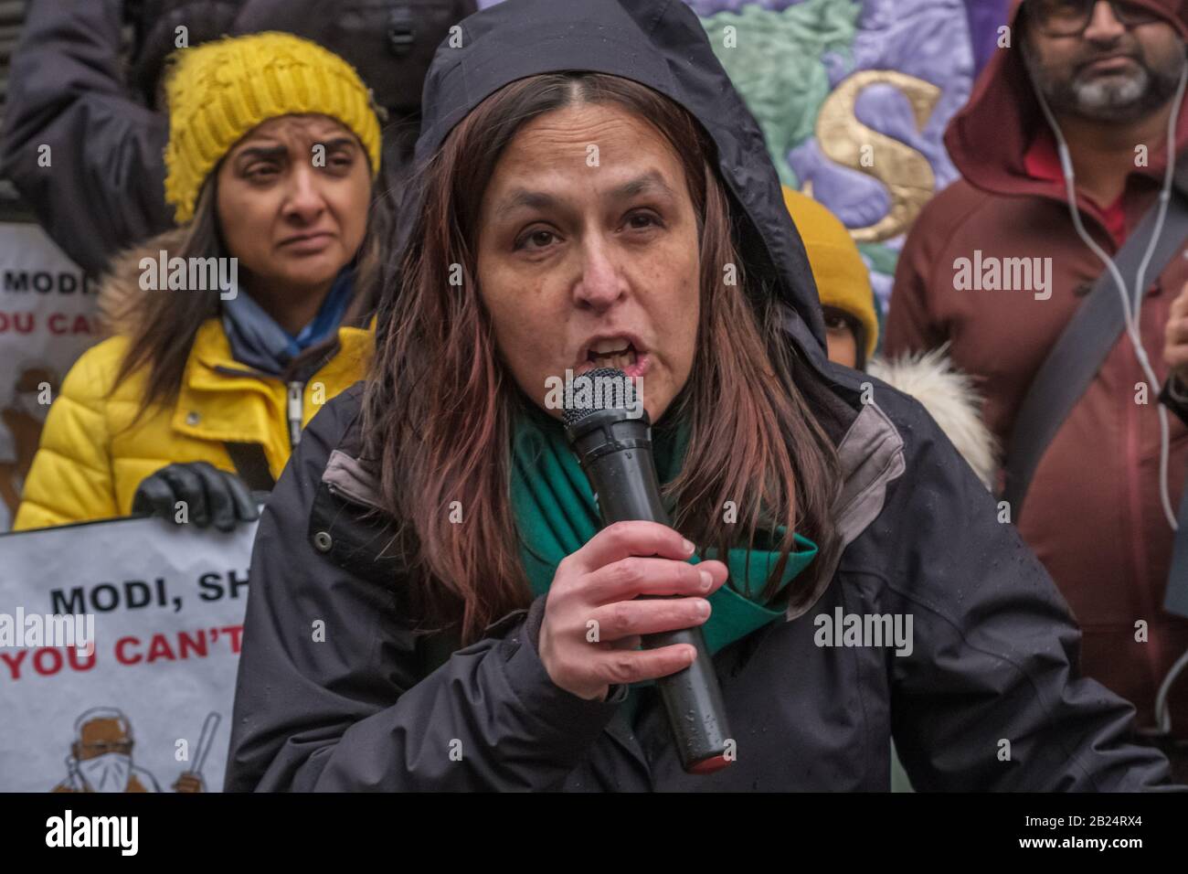 London, Großbritannien. Februar 2020. Ein Protest im India House verurteilt die Gewalt gegen Muslime, die ihrer Meinung nach von den Hindu-Suprematen BJP-RSS-Schlägern angeprangert und von der Delhi-Polizei offen erleichtert wird. Häuser, Geschäfte und Lebensgrundlage wurden beschädigt und Moscheen angegriffen, mit steigender Todesrate und vielen Verletzten, die von Mobs daran gehindert wurden, medizinische Versorgung zu erhalten. Die brutale Gewalt ist ein Versuch des Modi-Shah-BJP-Regimes, friedliche Proteste gegen das Citizenship (Amendment) Act und zur Unterstützung der indischen Verfassung zu stoppen. Peter Marshall/Alamy Live News Stockfoto