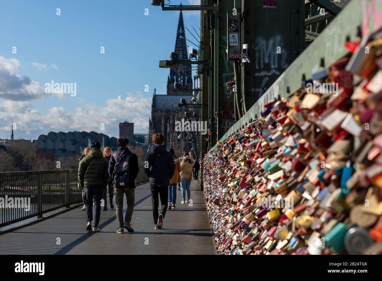 Liebhaberschlösser decken das Geländer der Brücke von der Stadt in Köln ab. Stockfoto