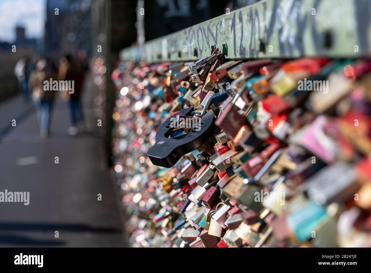 Liebhaberschlösser decken das Geländer der Brücke von der Stadt in Köln ab. Stockfoto