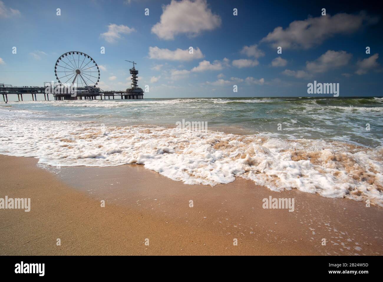 Meereswellen am Haager Strand an sonnigen Tagen Stockfoto