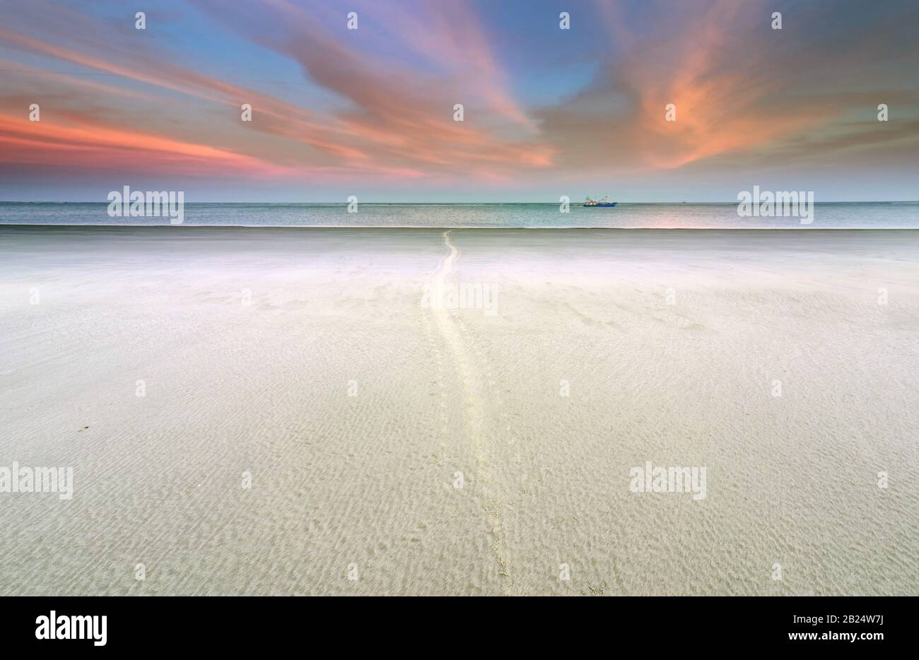 Seal Tracks auf Sand zu Meer in der Morgendämmerung und Schiff Stockfoto