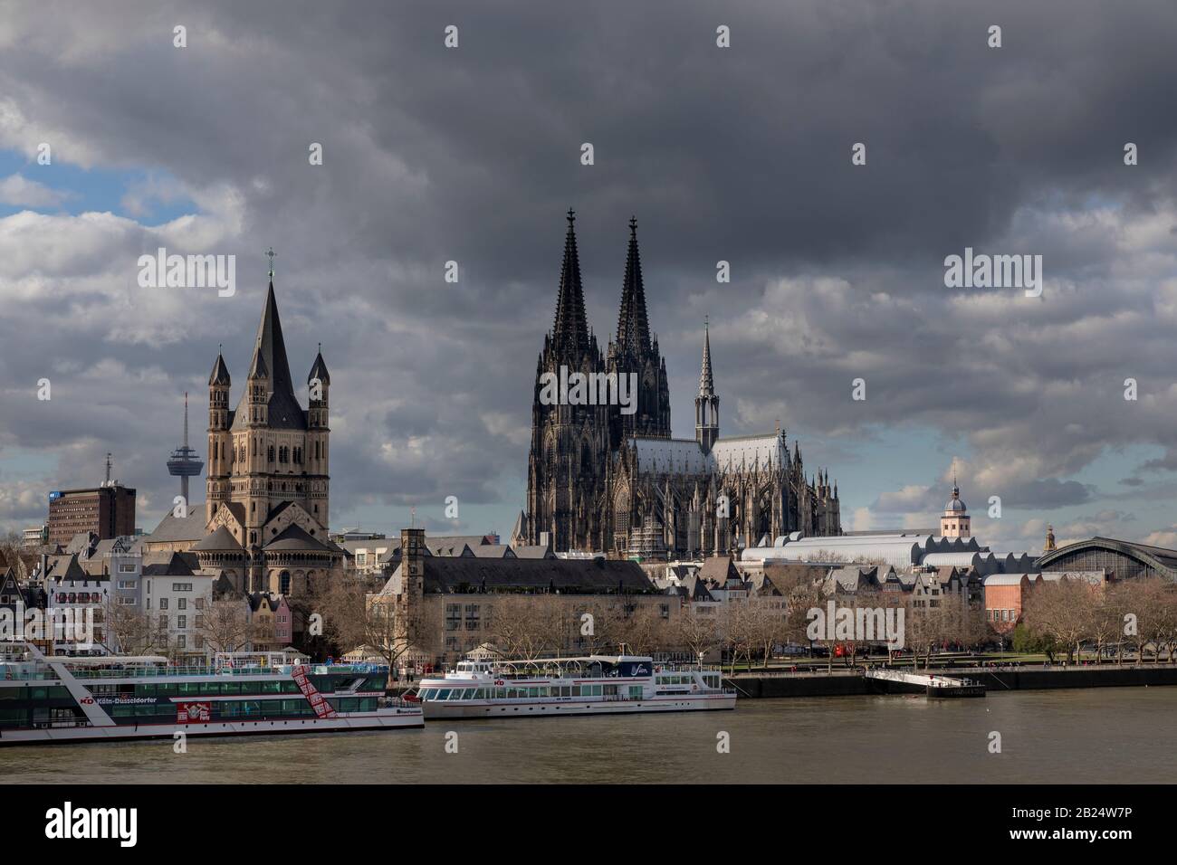 Der Kölner Dom und Der Große St.-Martins-Dom dominieren die Skyline von Köln Stockfoto