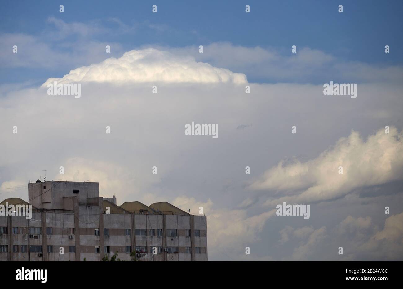 MENDOZA, ARGENTINIEN, 01/11/2017. Sturmwolken, Kumulonimbus, Stadt, Mendoza. Foto: Axel Lloret / www.allofotografia.com Stockfoto