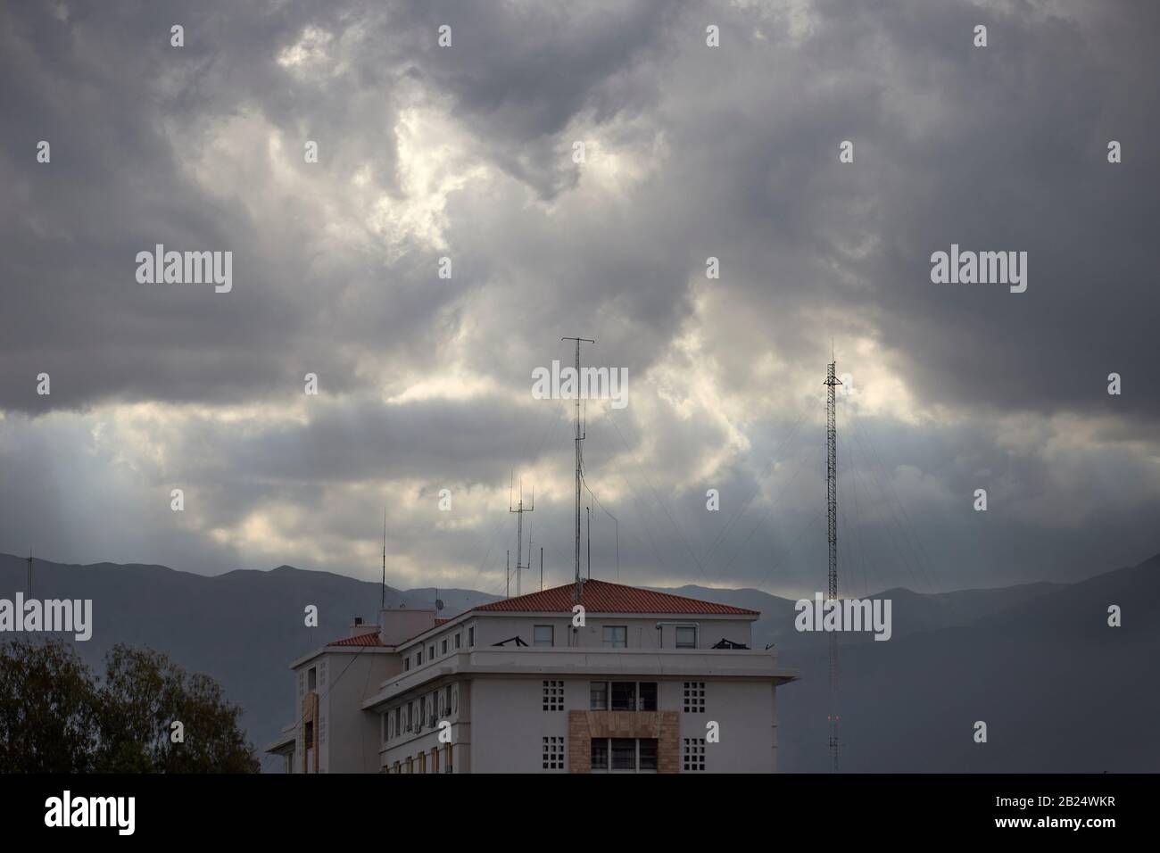 MENDOZA, ARGENTINIEN, 01/11/2017. Sturmwolken, Kumulonimbus, Stadt, Mendoza. Foto: Axel Lloret / www.allofotografia.com Stockfoto