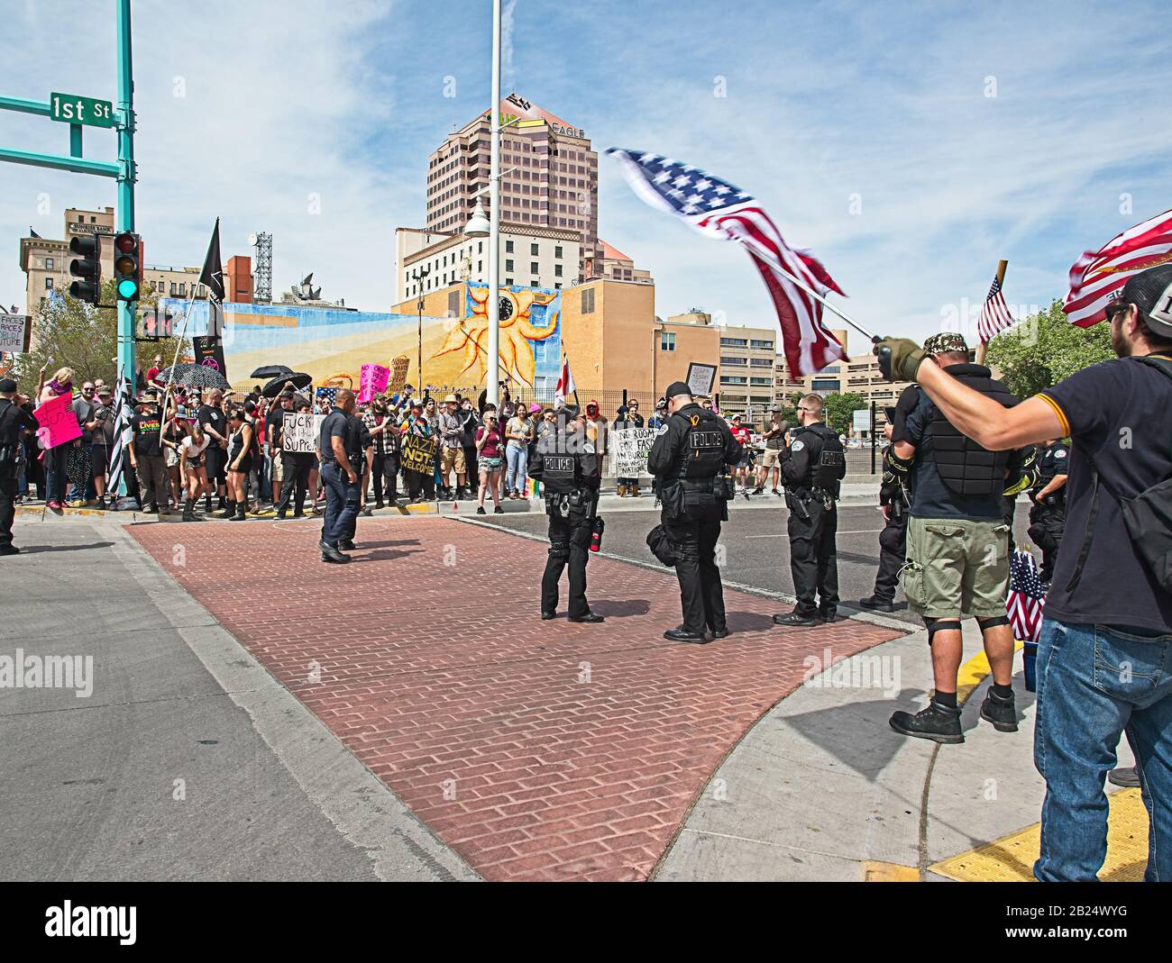 Anti-Trump Demonstration an der Central Ave. Und First St. Downtown Albuquerque, New Mexico, neben dem Transportation Center. Stockfoto