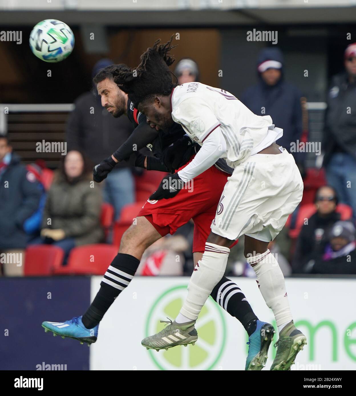 29. Februar 2020: Steven Birnbaum (#15) von DC United und Lalas Abubakar (#6) von den Colorado Rapids kämpfen am Eröffnungstag der MLS-Saison um den Ball. Im Audi Field in Washington, DC. Rich Riggins/CSM Stockfoto