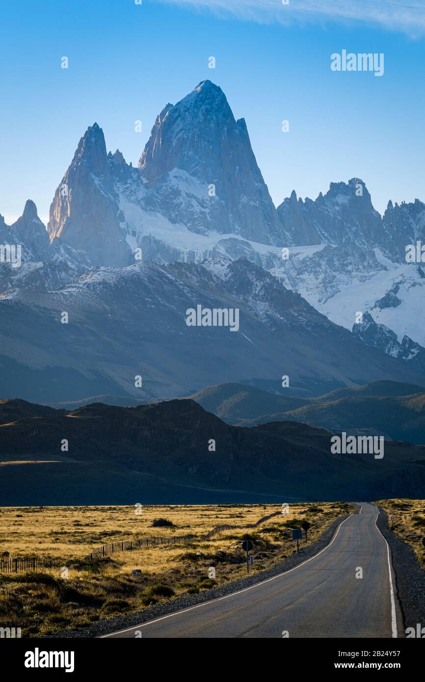 Nationalpark LOS GLACIARES, ARGENTINIEN - CIRCA FEBRUAR 2019: Route in Patagonien in der Nähe von El Calten im Nationalpark los Glaciares in Argentinien. Stockfoto