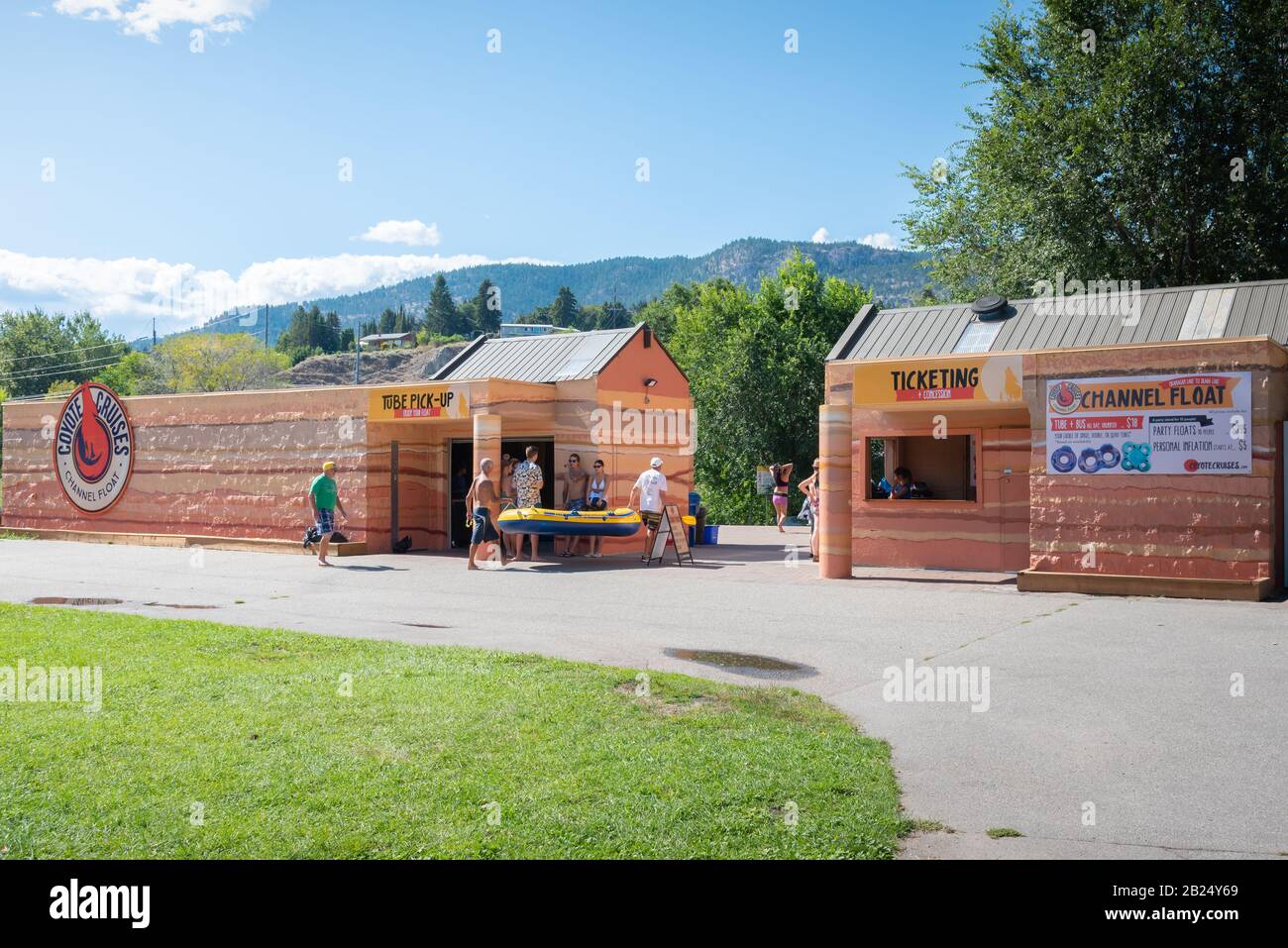 Penticton, British Columbia/Kanada - 2. September 2019: Menschen mit inneren Röhren gehen zum Flusskanal von Penticton bei Coyote Cruises Channel Float Stockfoto