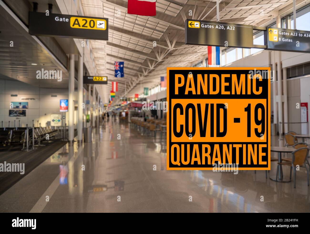 Pandemiezeichen vor Quarantänewarnung aufgrund des Covid-19- oder Corona-Virus in den USA vor dem Hintergrund eines leeren Flughafenterminals Stockfoto