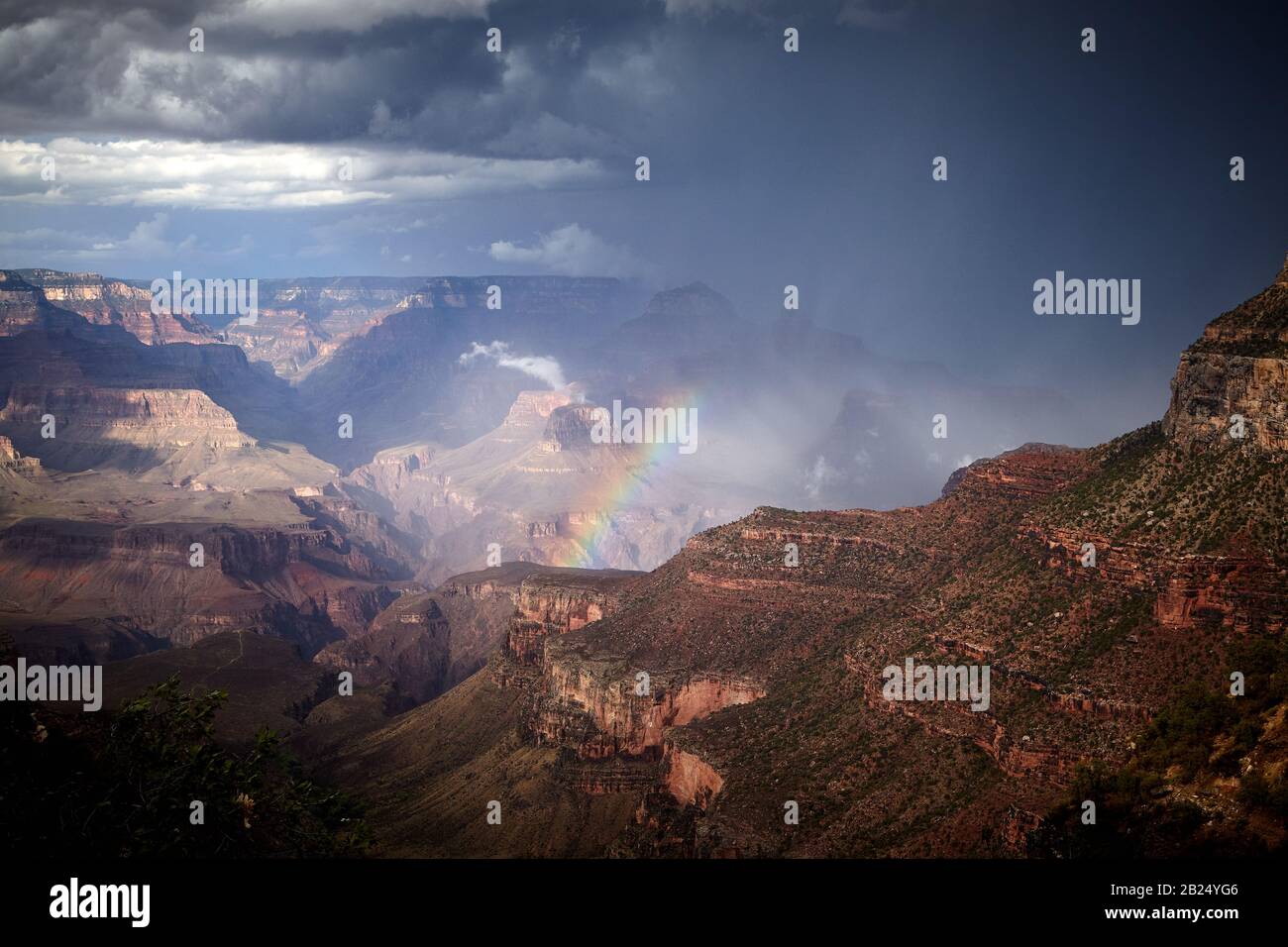 Stürmische Himmel mit Regenbogen im Grand Canyon Stockfoto