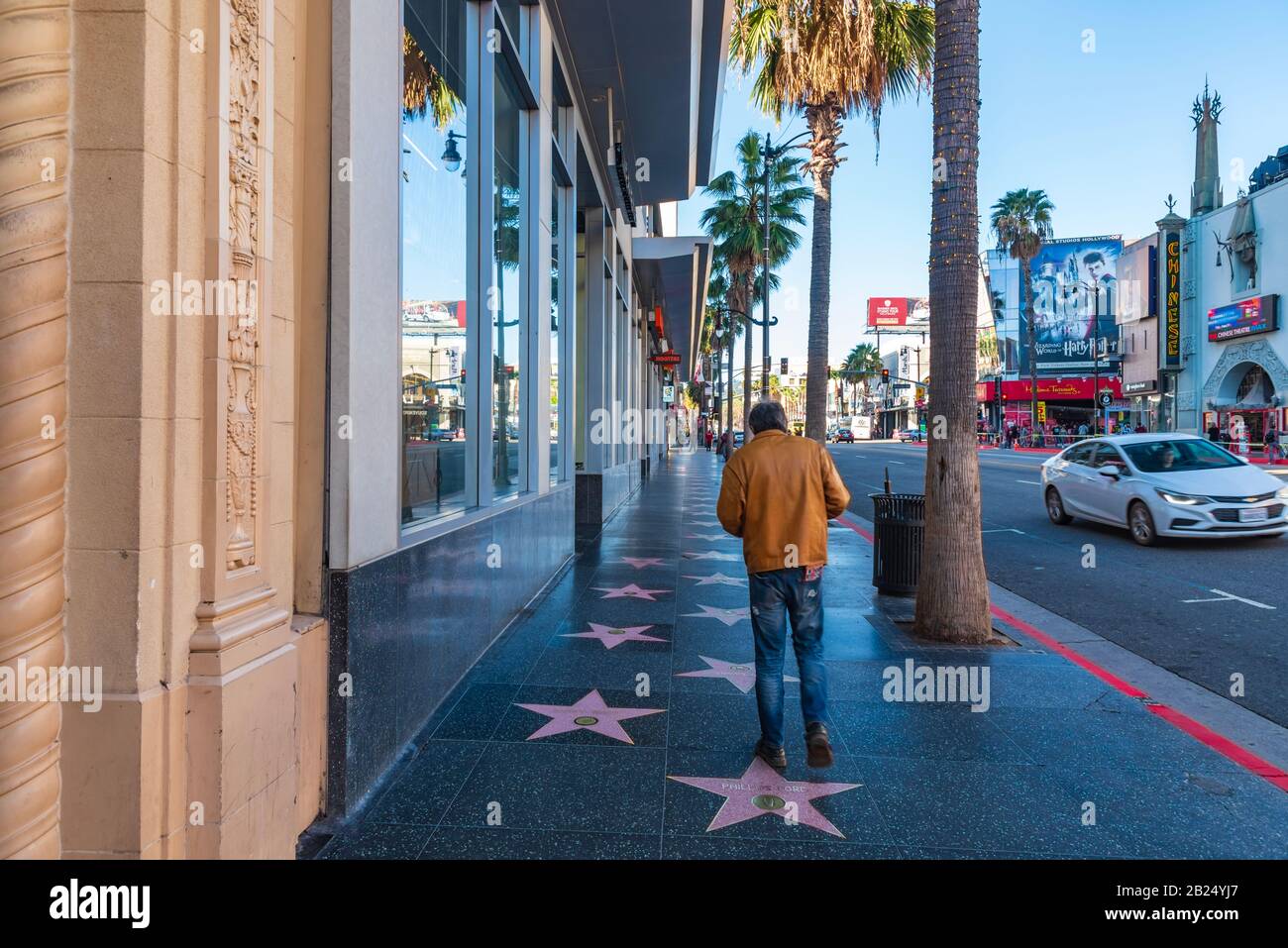 Los Angeles, Kalifornien - 8. Februar 2019: Ein Mann geht auf dem berühmten Walk Of Fame in Hollywood entlang Stockfoto