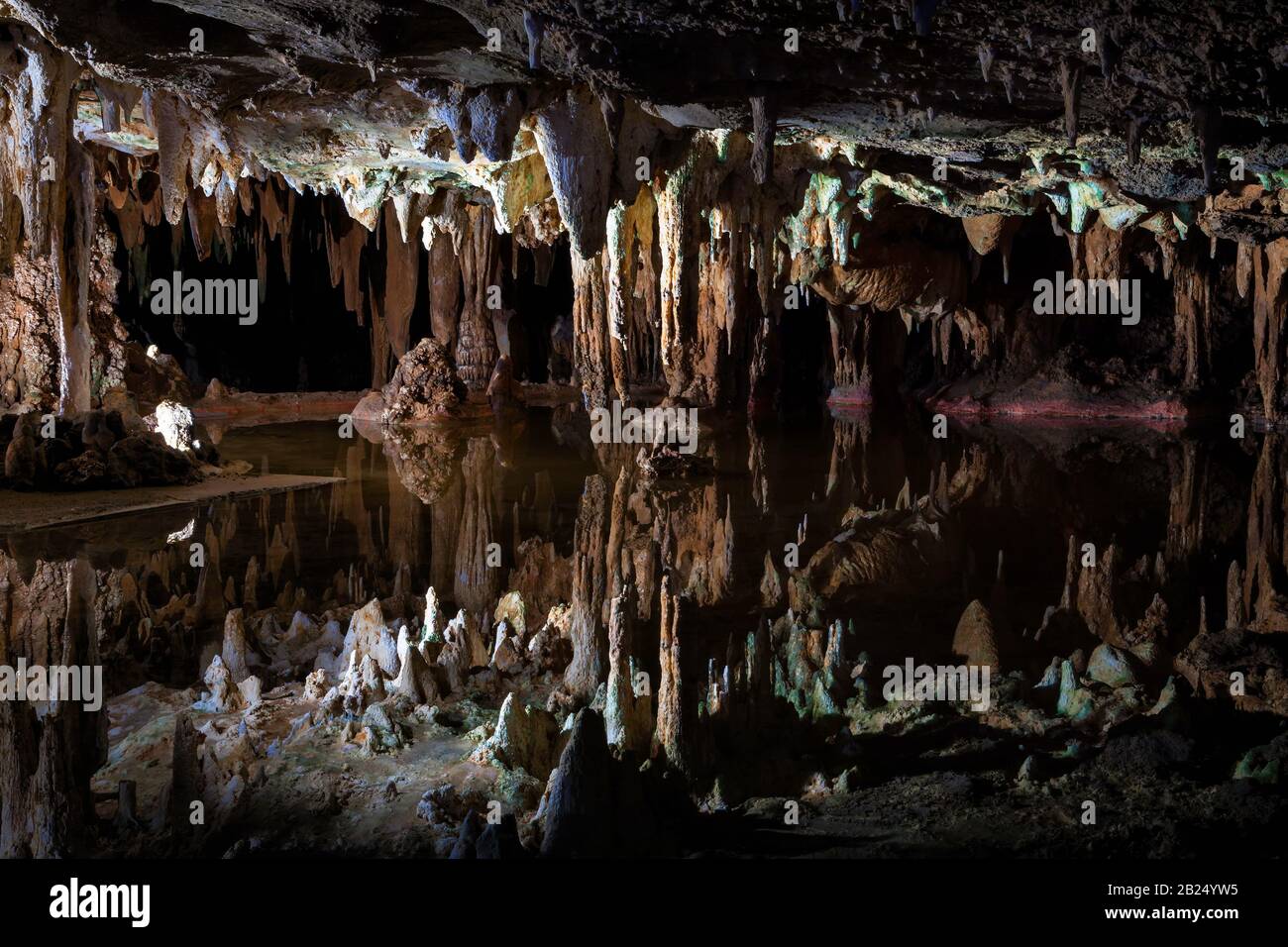 Der Lake Inside Luray Caverns erzeugt eine perfekte Reflexion der oben genannten Tropfsteine, da sich Wasser nicht bewegt. Appalachian Mountains, Virginia, USA, Farbe Stockfoto