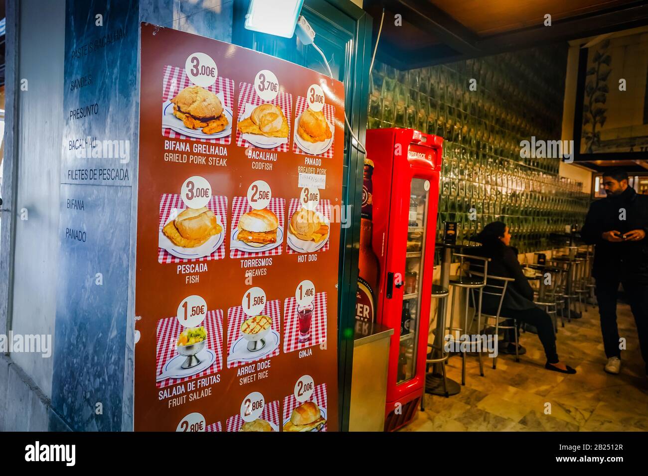 Ein kleines Restaurant, das Bifana und andere Sandwiches günstig in einem Touristengebiet von Lissabon Portugal verkauft Stockfoto