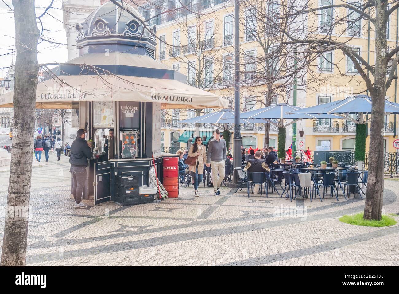 Die Menschen versammeln sich in der Wintersaison um ein Freiluftcafé oder Kioske in Lissabon Portugal Stockfoto
