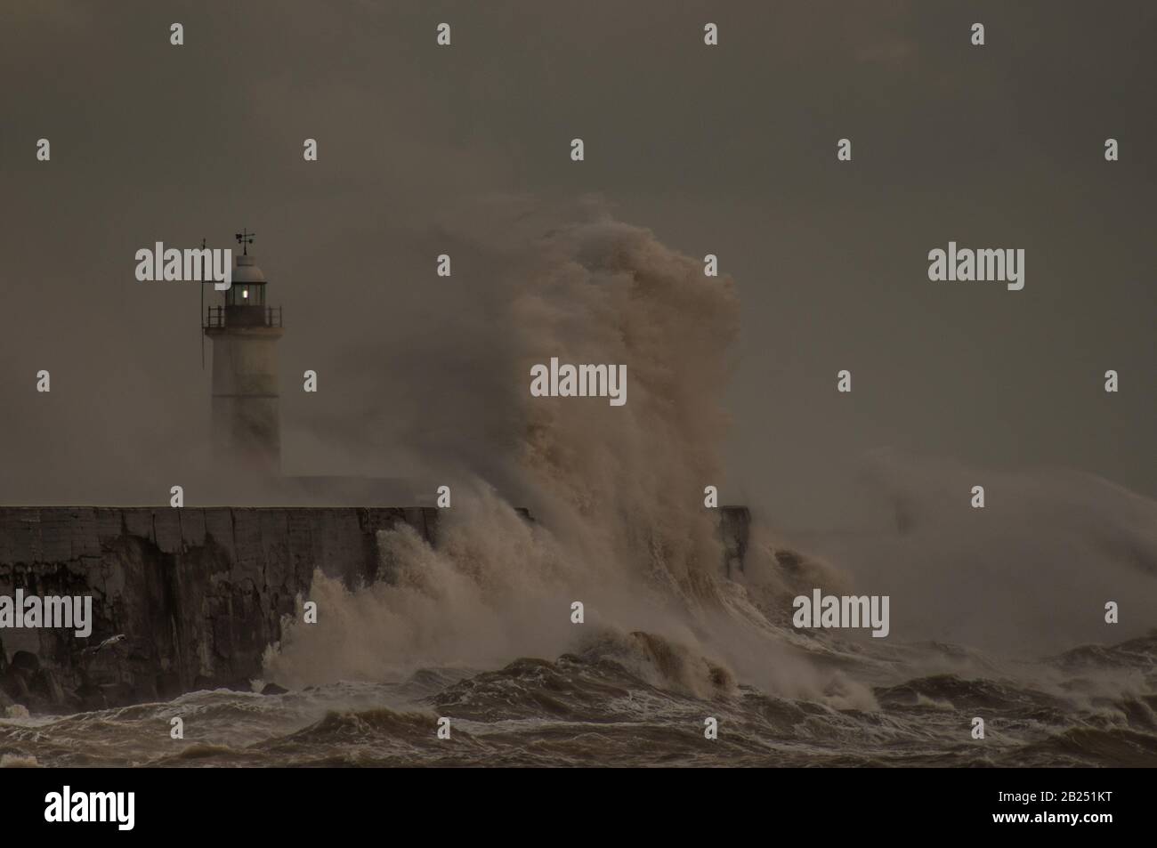 Newhaven, East Sussex, Großbritannien. Februar 2020. Storm Jorge verfolgt Ciara und Dennis und schafft nun vertrautere spektakuläre Szenen entlang der Ärmelkanalküste. Credit: David Burr/Alamy Live News Stockfoto