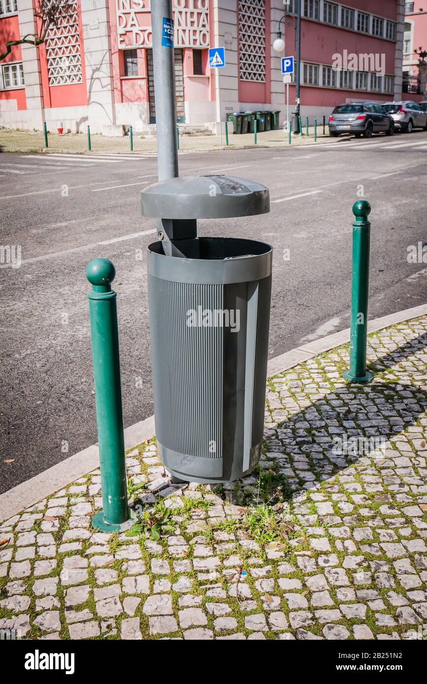 StraßenPapierkorb im Freien portugal Outdoor, Street, Trash CAN, Mülleimer, portugal, europa, sonnig Stockfoto