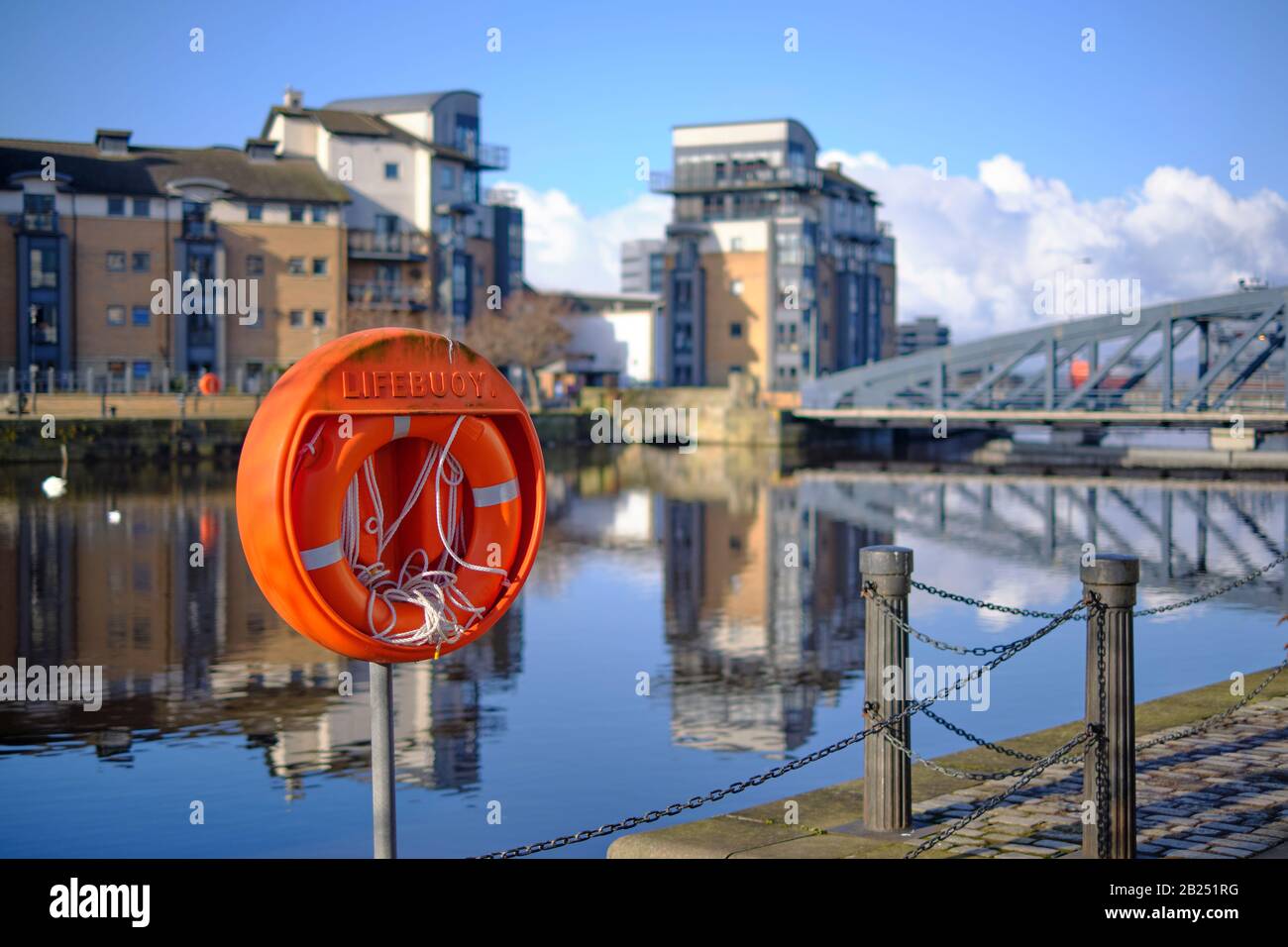 Rettungsgurt am Ufer, Leith, Edinburgh. Stockfoto