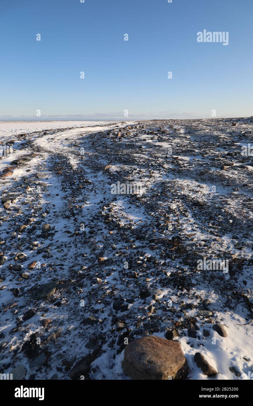 Arktische Landschaft mit Schnee auf dem Boden mit Felsen, in der Nähe von Arviat Nunavut Kanada Stockfoto